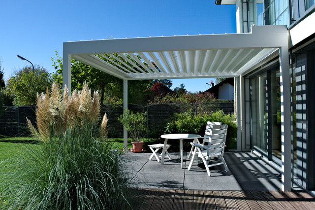 Weiße Terrassenüberdachung für ein gemütliches Einfamilienhaus - Modern