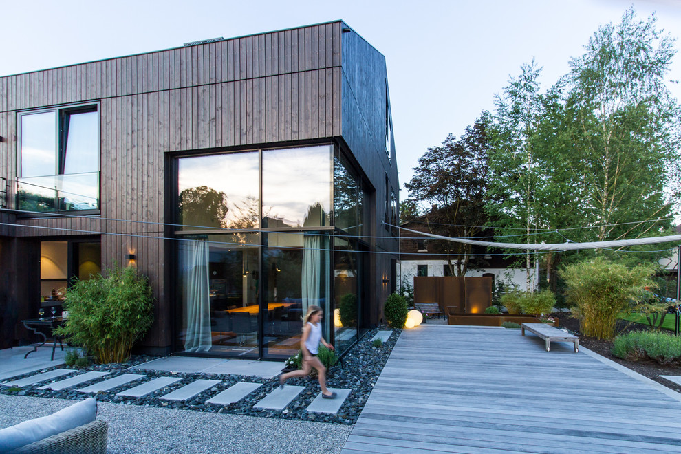 Foto di una terrazza design di medie dimensioni e dietro casa con nessuna copertura