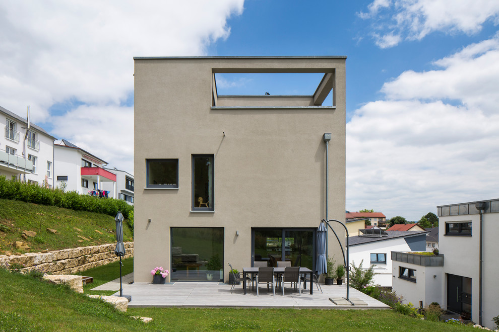 Mittelgroße, Unbedeckte Moderne Terrasse hinter dem Haus mit Kübelpflanzen in Stuttgart