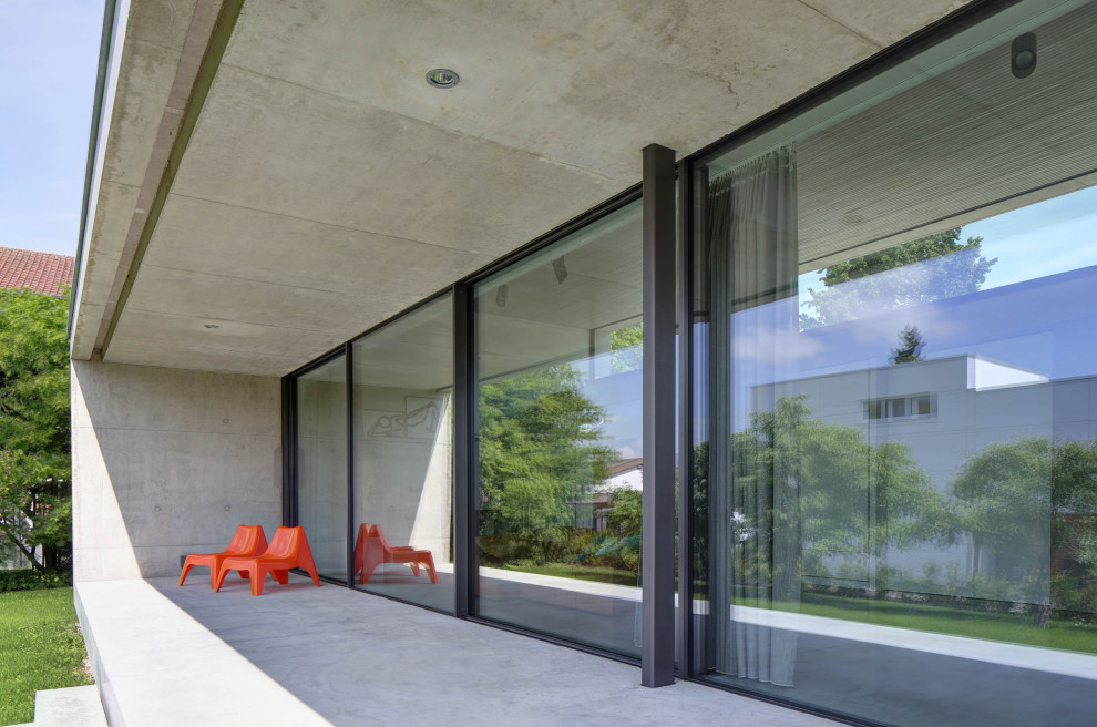 Idée de décoration pour une terrasse design avec une extension de toiture.