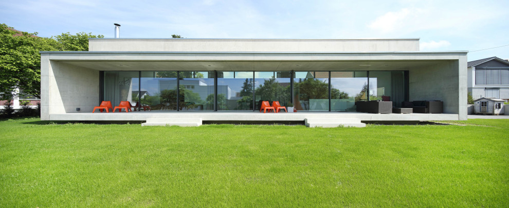 Photo of a contemporary terrace in Stuttgart with a roof extension.