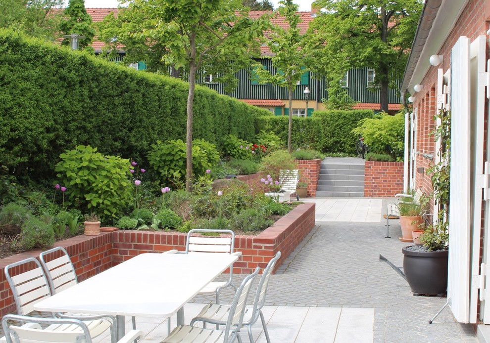 Design ideas for a large contemporary terrace in Berlin with a potted garden and no cover.