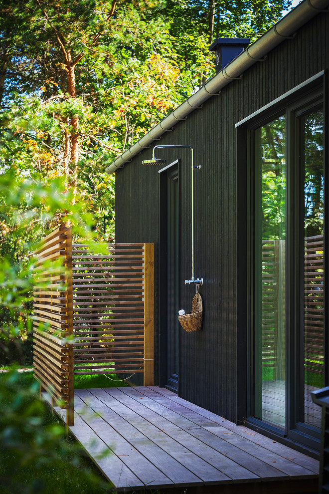 This is an example of a scandinavian back terrace in Copenhagen with an outdoor shower.