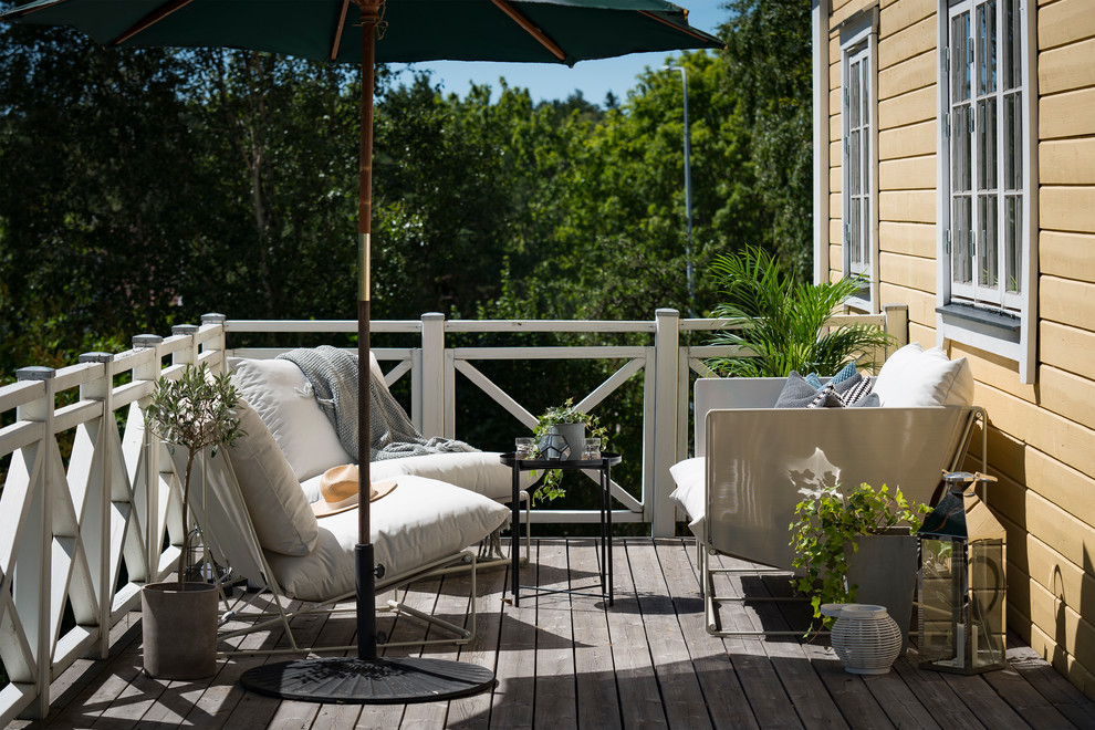 Kleine Landhausstil Terrasse neben dem Haus mit Kübelpflanzen in Stockholm