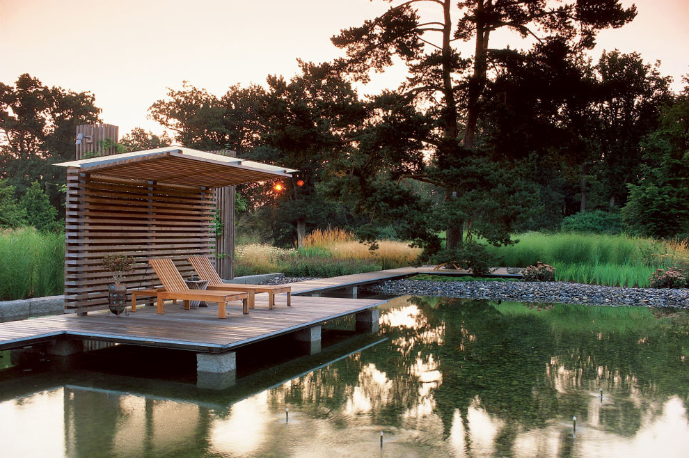 Inspiration för mellanstora minimalistiska terrasser, med en pergola