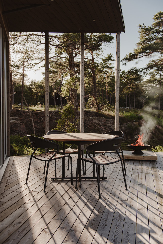 Inspiration för mellanstora skandinaviska terrasser, med takförlängning