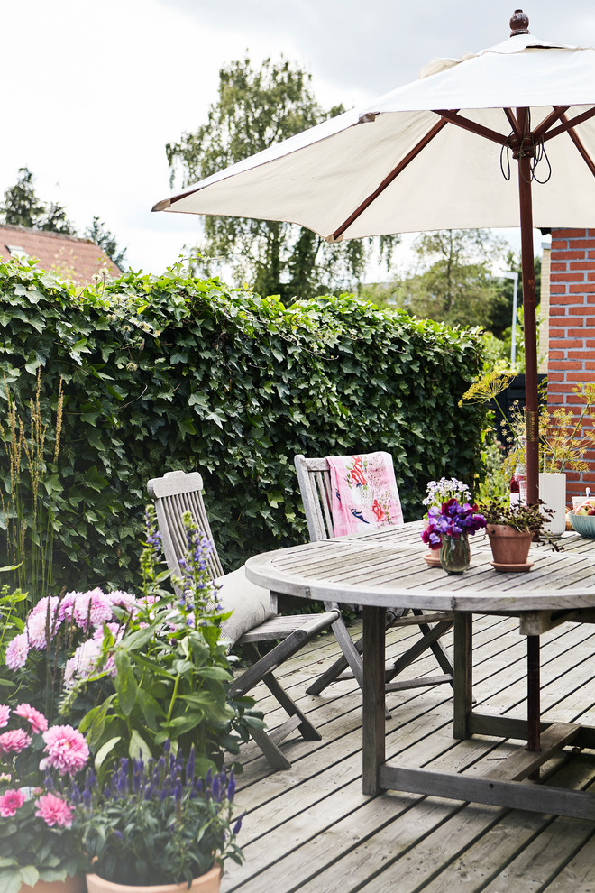 Свежая идея для дизайна: маленькая терраса на заднем дворе в стиле кантри для на участке и в саду - отличное фото интерьера