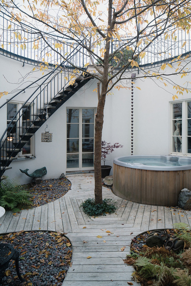 Inspiration för en mellanstor minimalistisk terrass på baksidan av huset