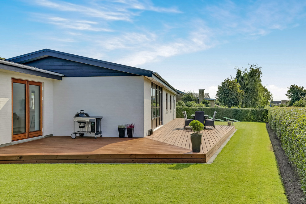 Mittelgroße, Unbedeckte Skandinavische Terrasse hinter dem Haus in Aalborg