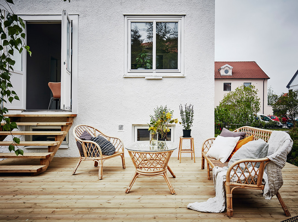 Aménagement d'une terrasse arrière scandinave avec aucune couverture.