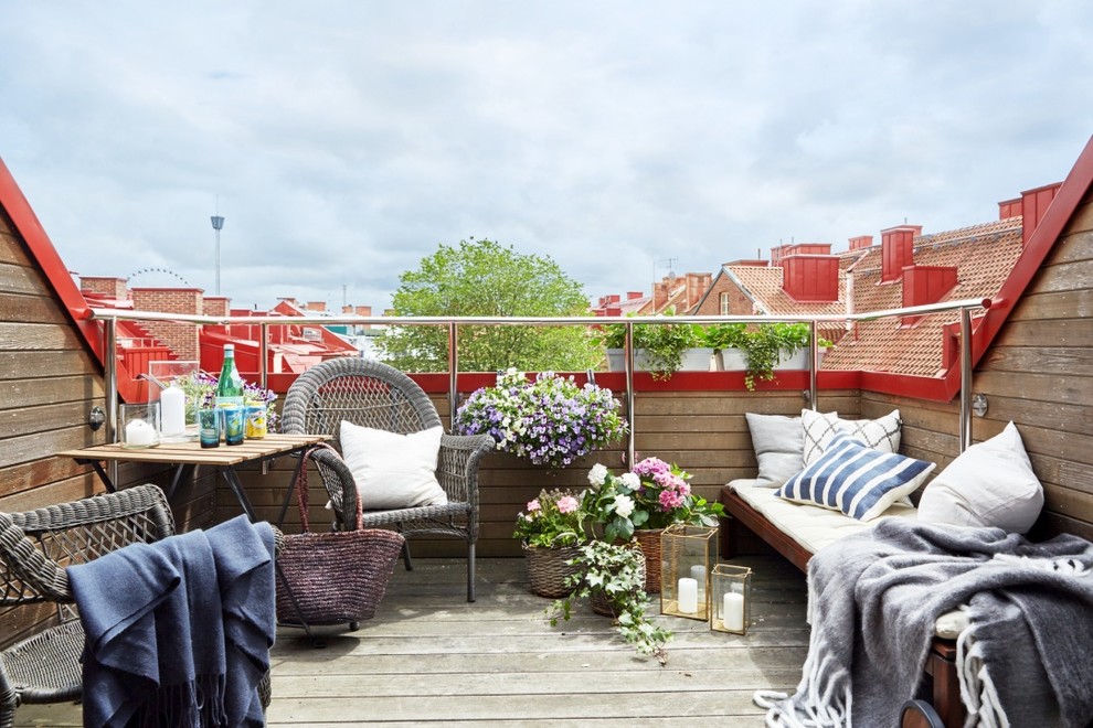 Unbedeckte, Mittelgroße Nordische Terrasse mit Kübelpflanzen in Göteborg