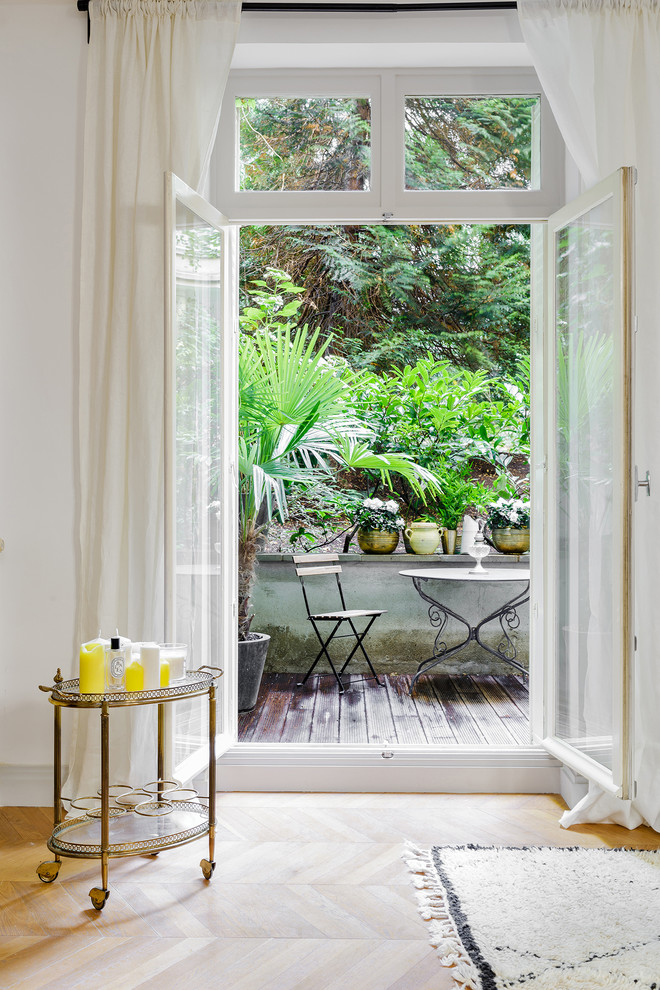 Immagine di una terrazza minimal di medie dimensioni con un giardino in vaso e nessuna copertura