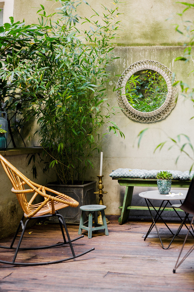 パリにある低価格の中くらいなコンテンポラリースタイルのおしゃれな中庭のテラス (コンテナガーデン、デッキ材舗装、日よけなし) の写真