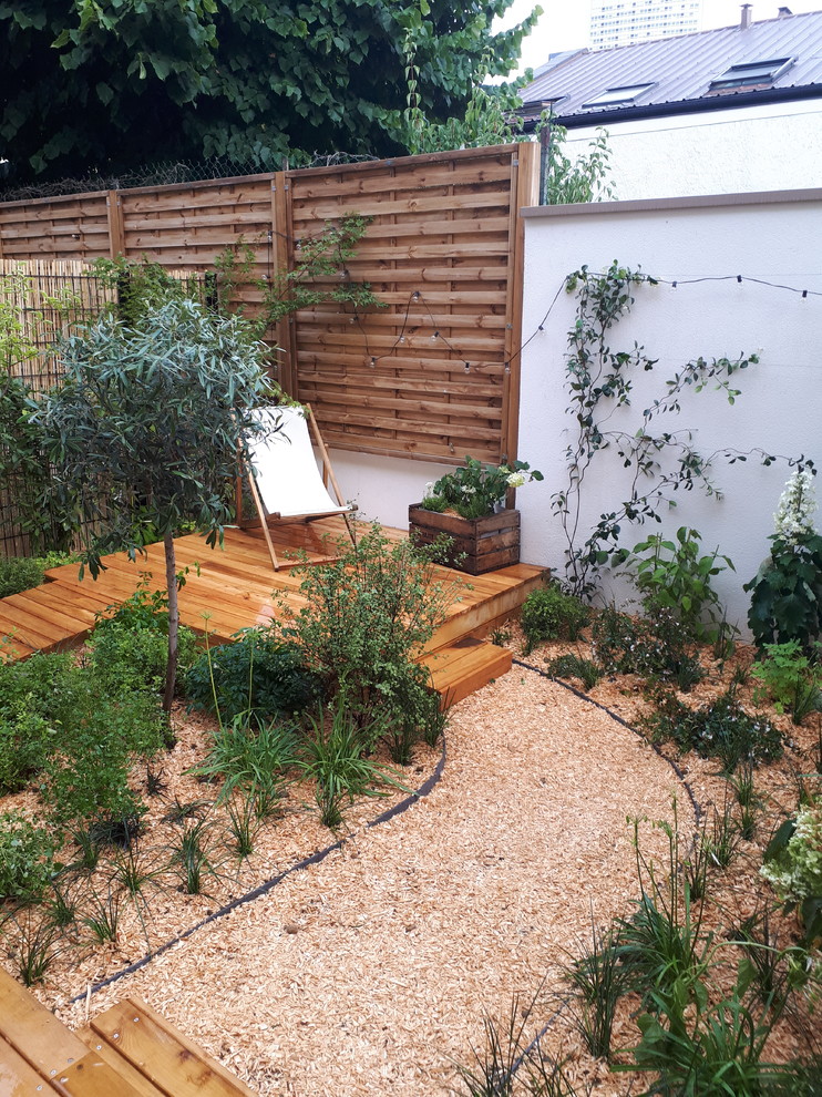 Kleine, Unbedeckte Moderne Terrasse hinter dem Haus mit Steg in Paris