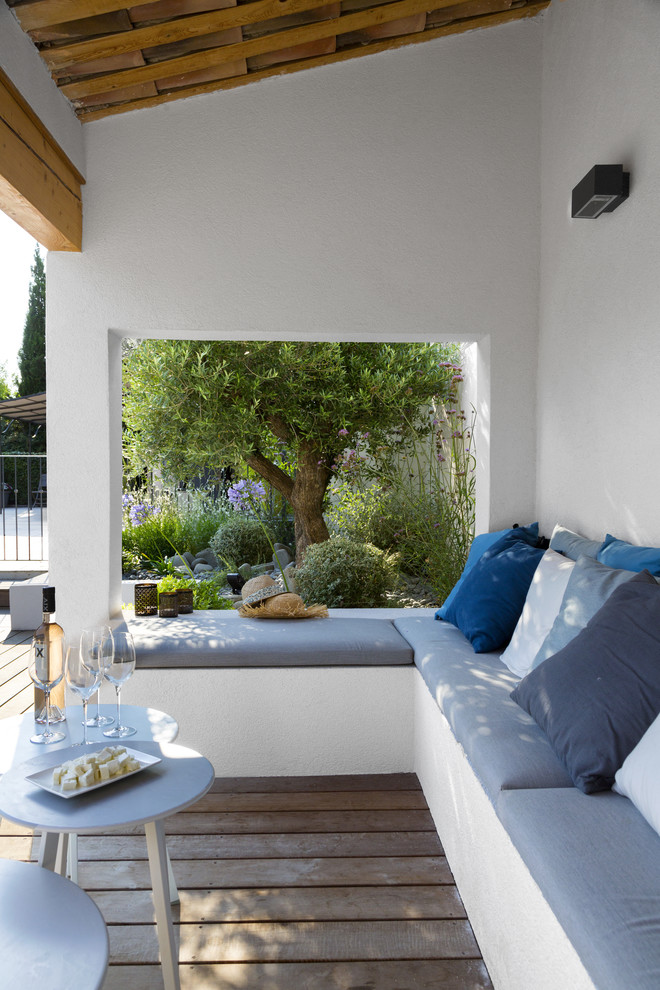 Источник вдохновения для домашнего уюта: терраса среднего размера на заднем дворе в средиземноморском стиле