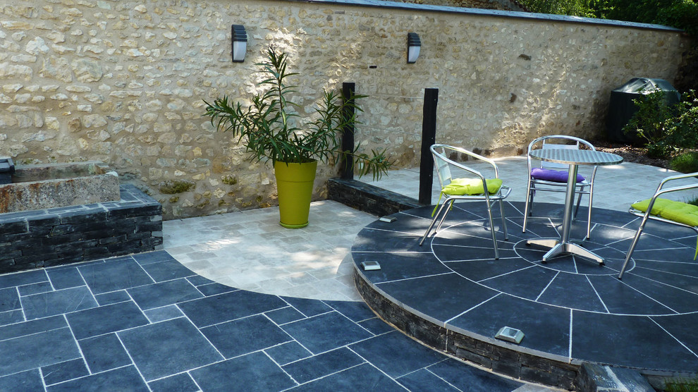 Photo of a contemporary patio in Angers.