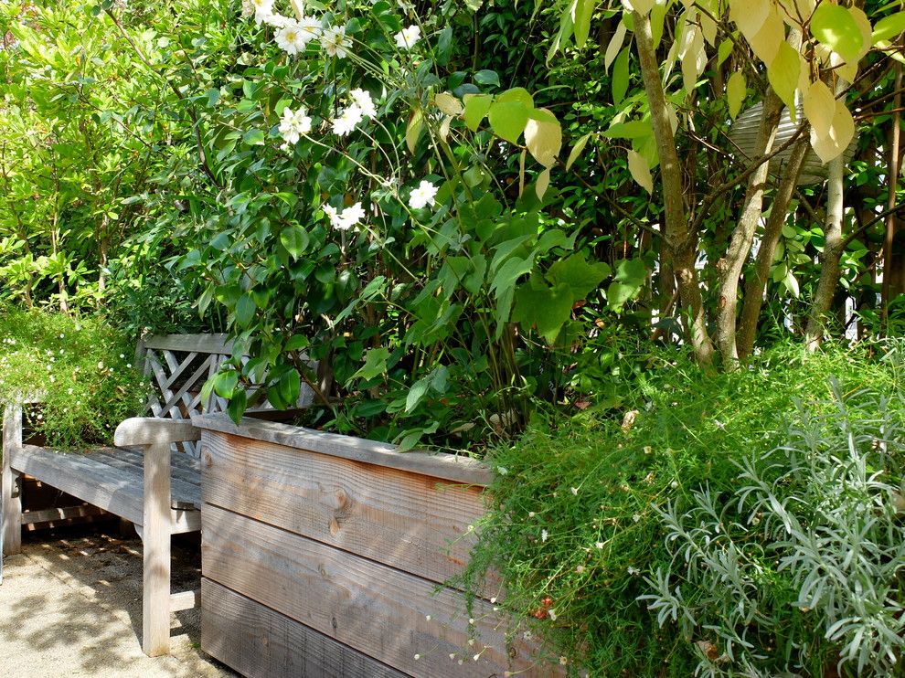 Große Shabby-Chic Pergola mit Kübelpflanzen in Paris