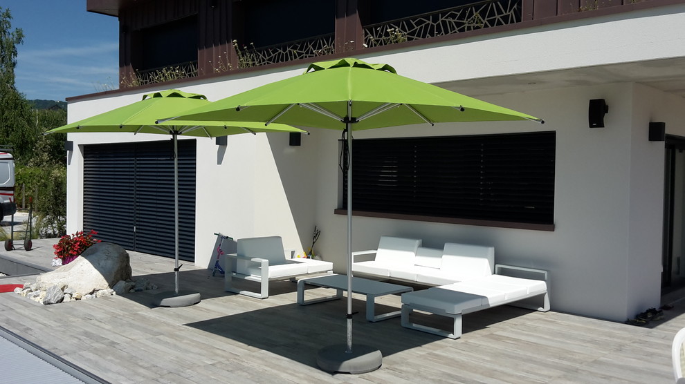 Photo of a contemporary patio in Grenoble.
