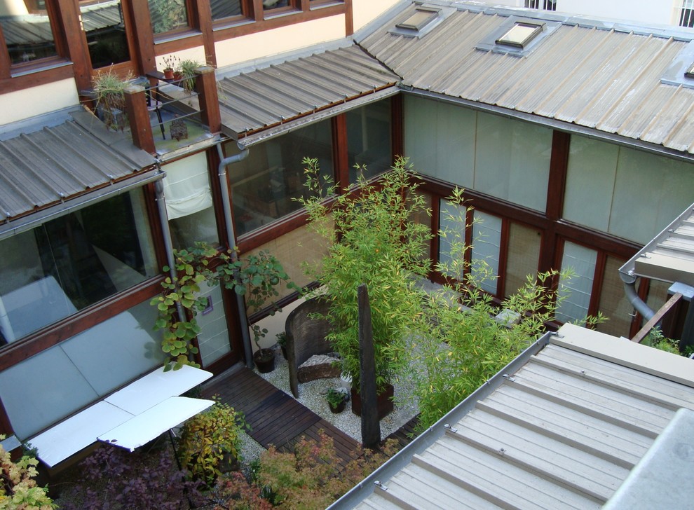 Источник вдохновения для домашнего уюта: большой двор на внутреннем дворе в восточном стиле с покрытием из гравия, растениями в контейнерах и навесом