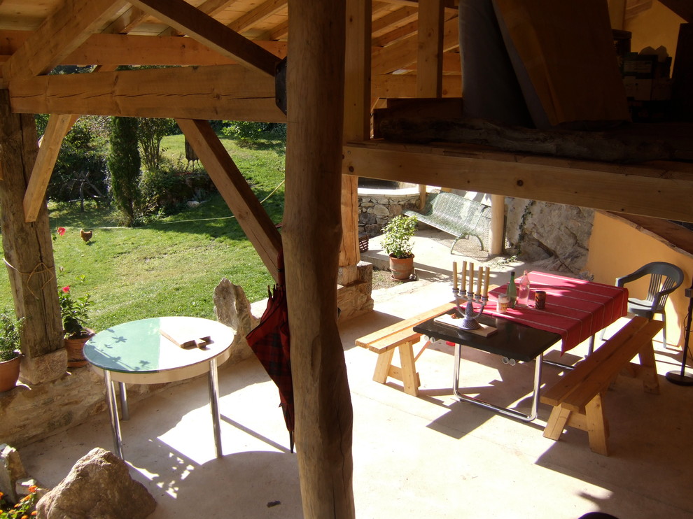 Ejemplo de patio mediterráneo de tamaño medio en patio trasero y anexo de casas con jardín de macetas y adoquines de hormigón