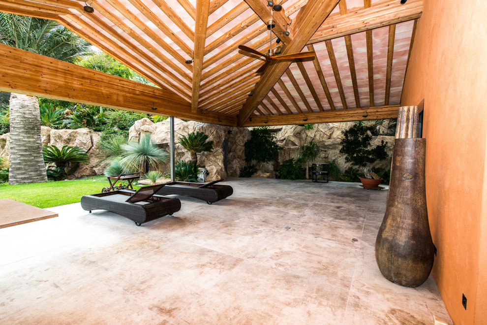 Contemporary patio in Marseille with tiled flooring.
