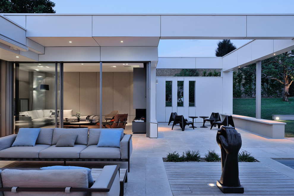 Idee per un grande patio o portico minimal dietro casa con pavimentazioni in pietra naturale e nessuna copertura