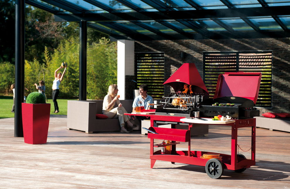 Cette image montre une terrasse design avec une cuisine d'été.