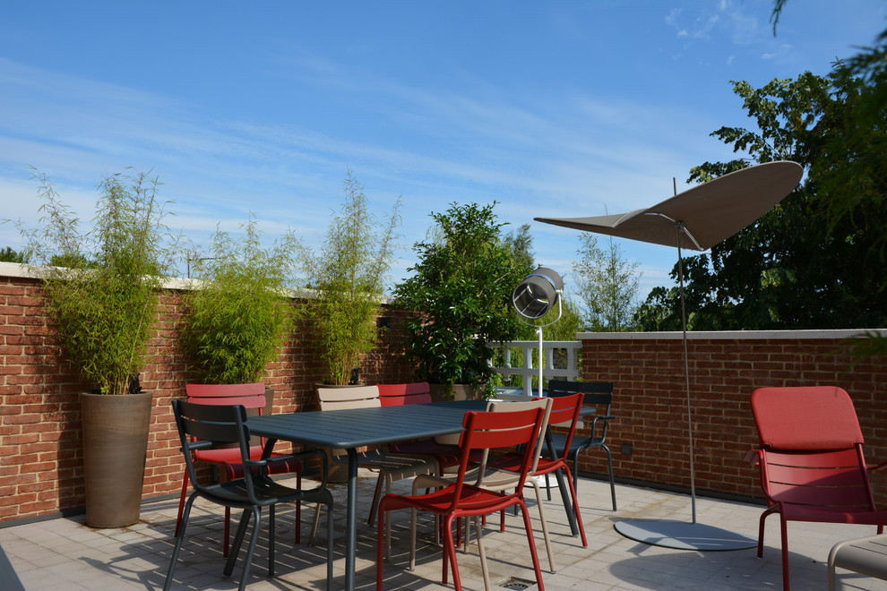 Immagine di una terrazza contemporanea sul tetto e sul tetto con un giardino in vaso
