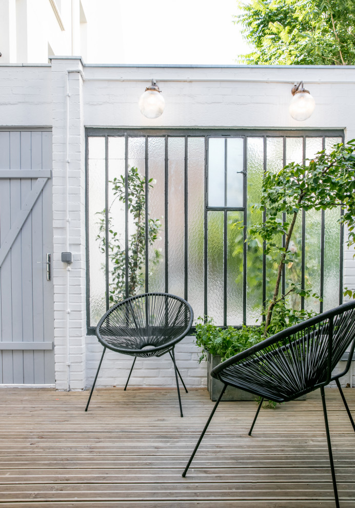 Foto de patio escandinavo sin cubierta en patio delantero con adoquines de ladrillo