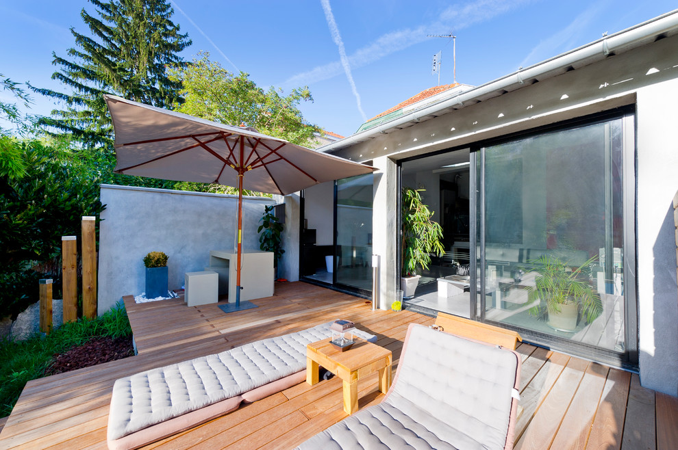 Mid-sized trendy backyard deck photo in Lyon
