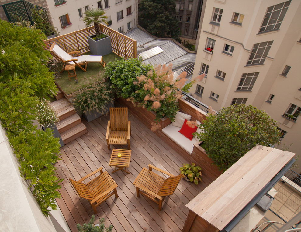 Design ideas for a medium sized contemporary roof terrace in Paris.