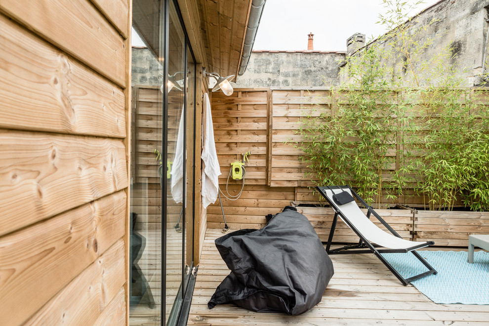 This is an example of a modern roof terrace in Bordeaux with an outdoor shower and no cover.