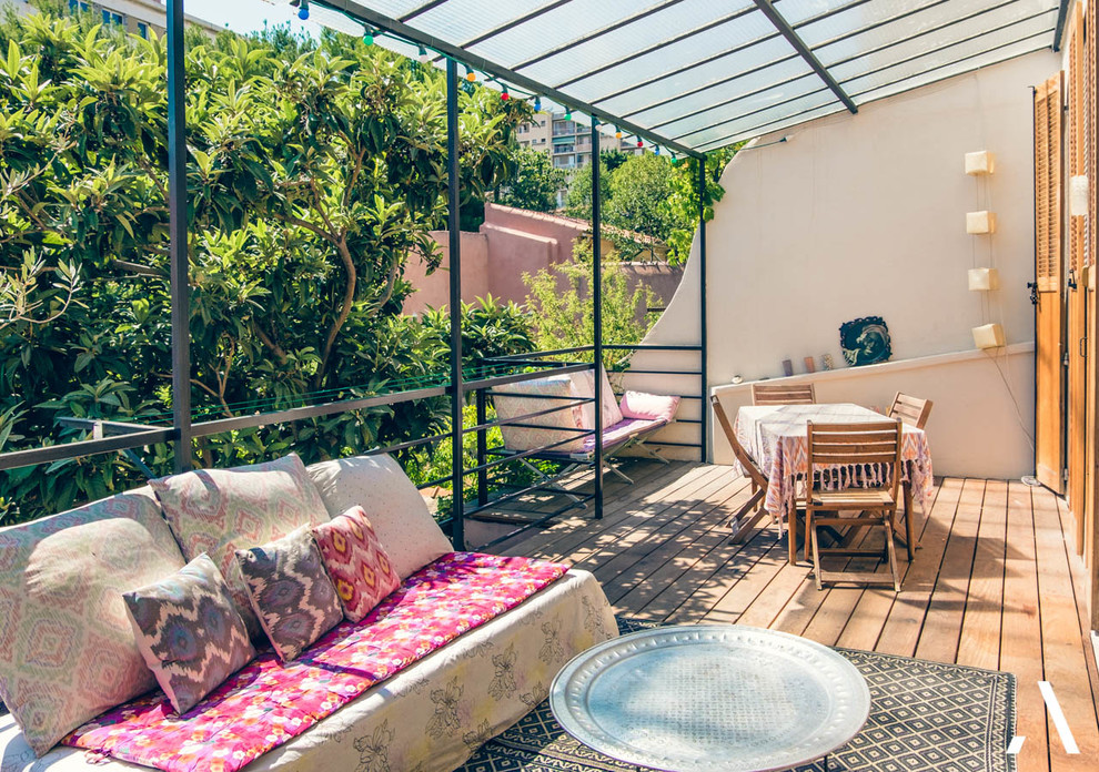 マルセイユにある中くらいなコンテンポラリースタイルのおしゃれな裏庭のデッキ (オーニング・日よけ、ファイヤーピット) の写真