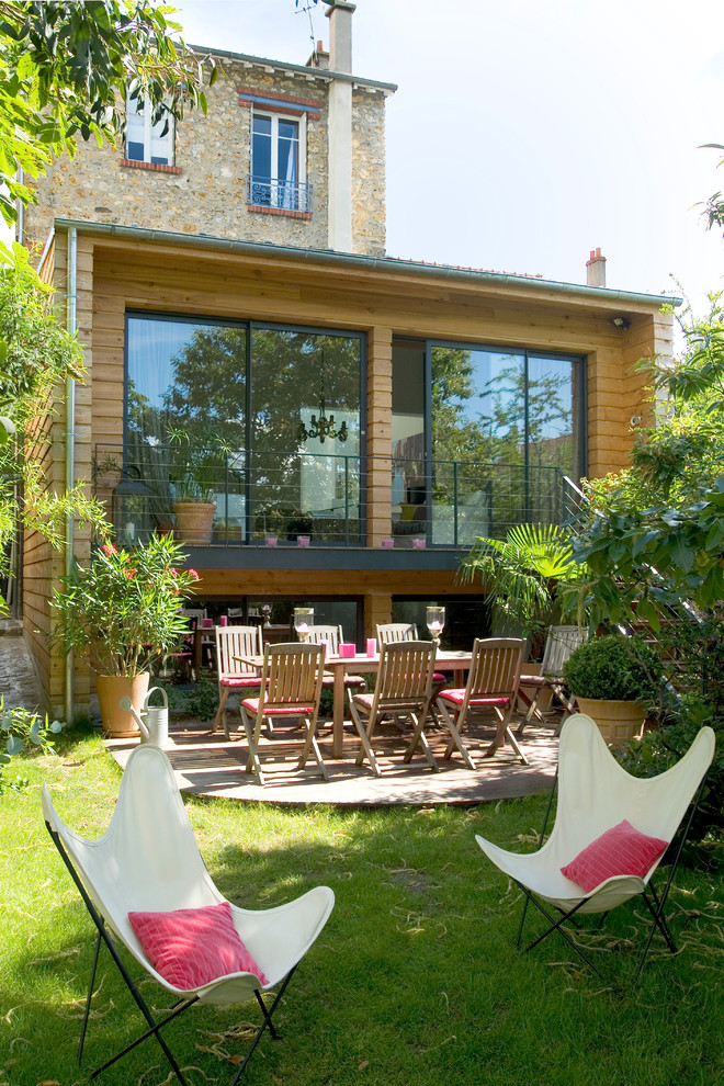 Immagine di un patio o portico design di medie dimensioni e dietro casa con un giardino in vaso, pedane e nessuna copertura