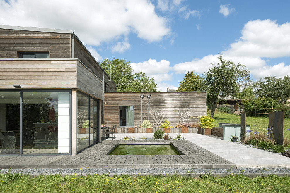 Idee per un patio o portico contemporaneo di medie dimensioni e dietro casa con pedane
