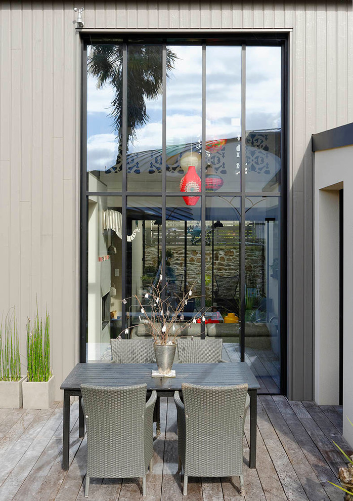 Immagine di una piccola terrazza contemporanea dietro casa con nessuna copertura e un giardino in vaso