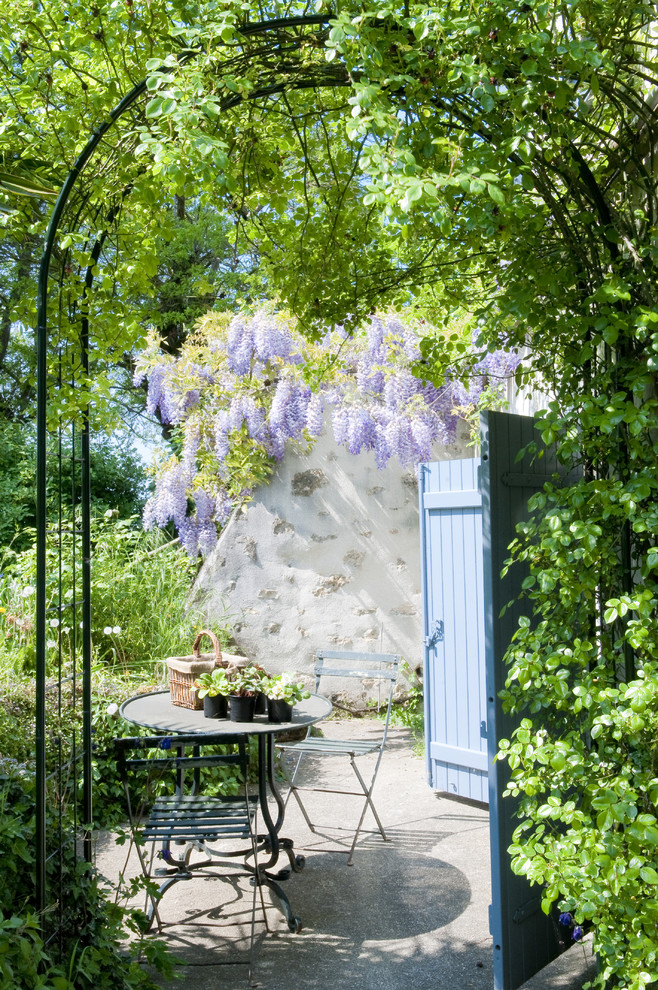 Unbedeckter Patio mit Betonplatten in Paris