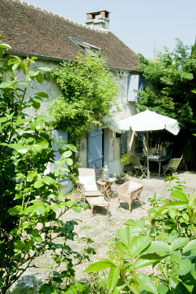 This is an example of a farmhouse patio in Paris.
