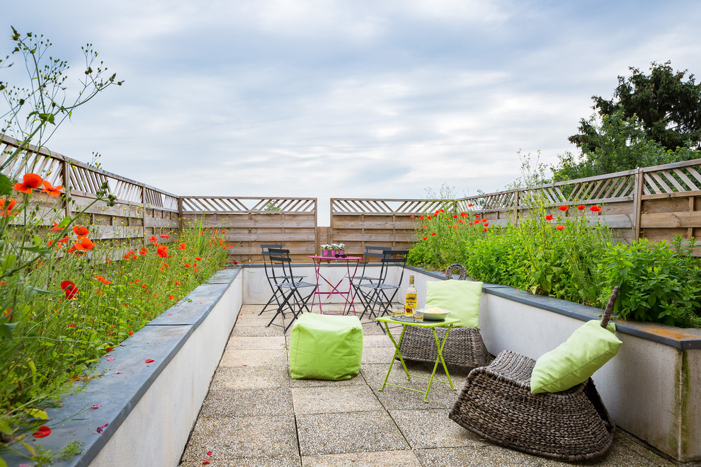 Idées déco pour une terrasse avec des plantes en pots contemporaine avec des pavés en béton et aucune couverture.