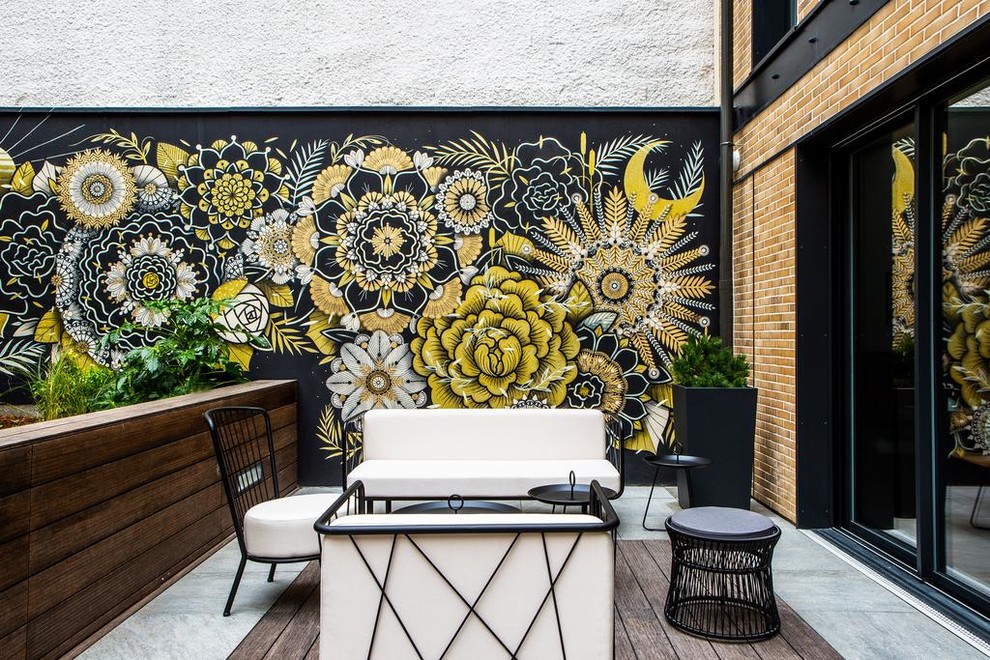 Idée de décoration pour une terrasse avec des plantes en pots minimaliste.