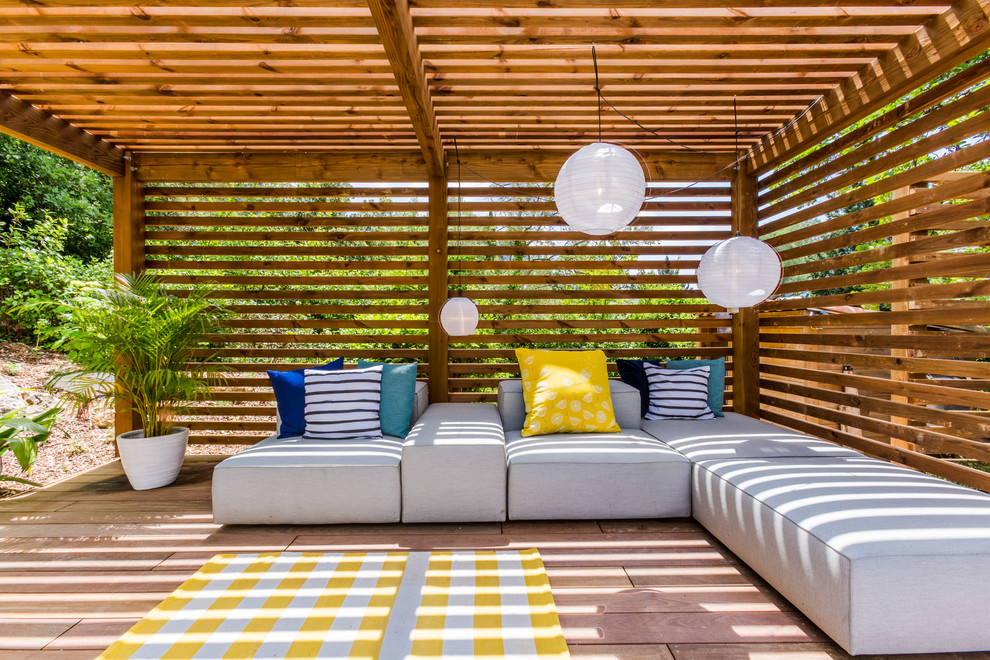 Idée de décoration pour une terrasse en bois design avec un gazebo ou pavillon.