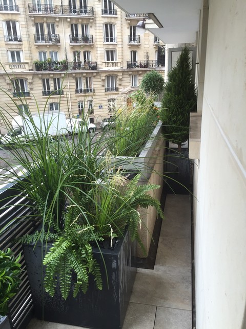 Incroyable ! Toutes les plantes du balcon sont artificielles ! - Moderne -  Terrasse en Bois - Paris - par Terrasse Concept | Houzz