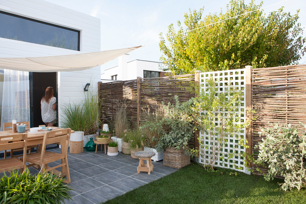 Пример оригинального дизайна: двор среднего размера на заднем дворе в стиле кантри с растениями в контейнерах