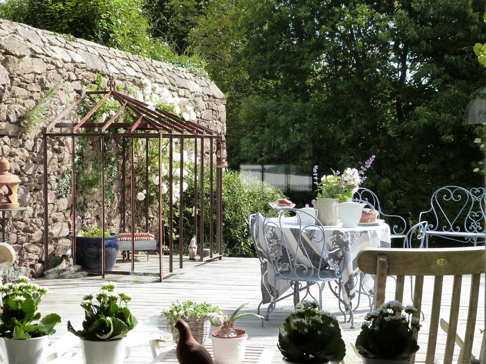 Diseño de terraza campestre de tamaño medio sin cubierta con jardín de macetas