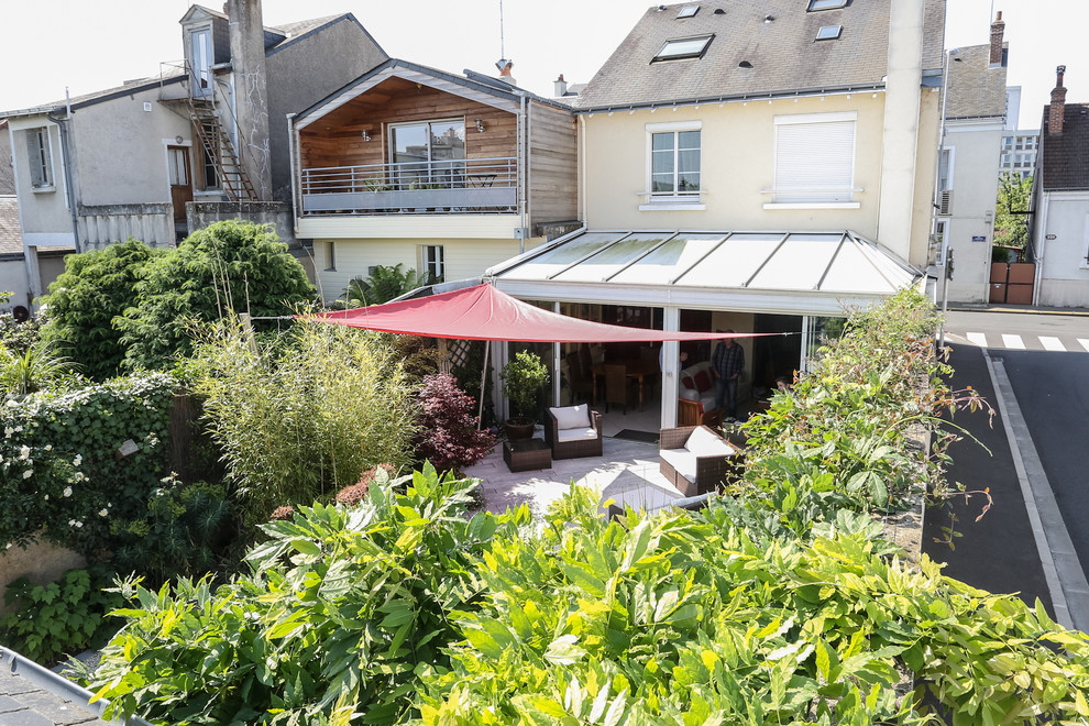 Стильный дизайн: маленькая терраса в стиле модернизм для на участке и в саду - последний тренд