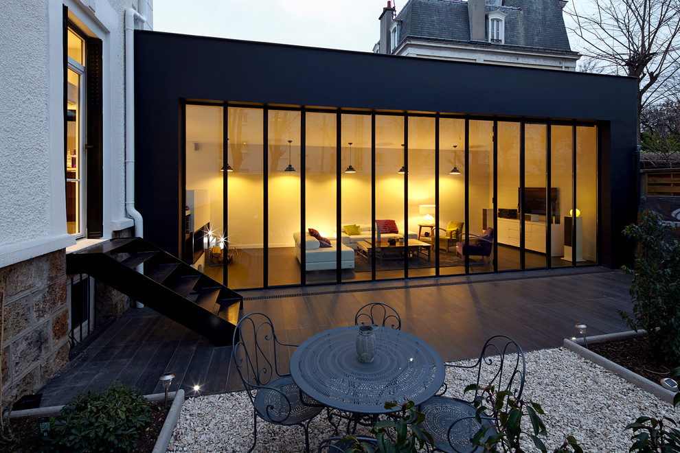 Unbedeckter, Großer Moderner Patio hinter dem Haus mit Dielen in Paris
