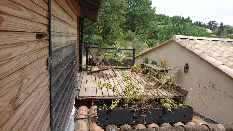 Идея дизайна: маленькая терраса на крыше в стиле фьюжн с растениями в контейнерах без защиты от солнца для на участке и в саду