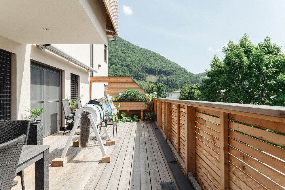 Réalisation d'une terrasse avec des plantes en pots arrière design avec une extension de toiture.