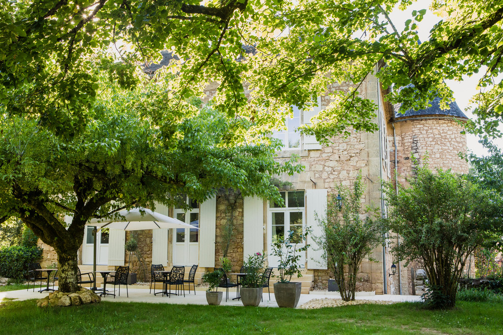 Mittelgroßer Moderner Patio hinter dem Haus mit Kübelpflanzen in Bordeaux