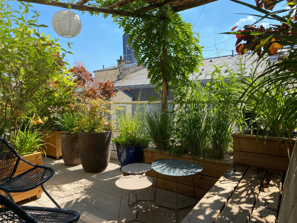 Diseño de terraza romántica de tamaño medio en patio lateral con jardín de macetas y pérgola
